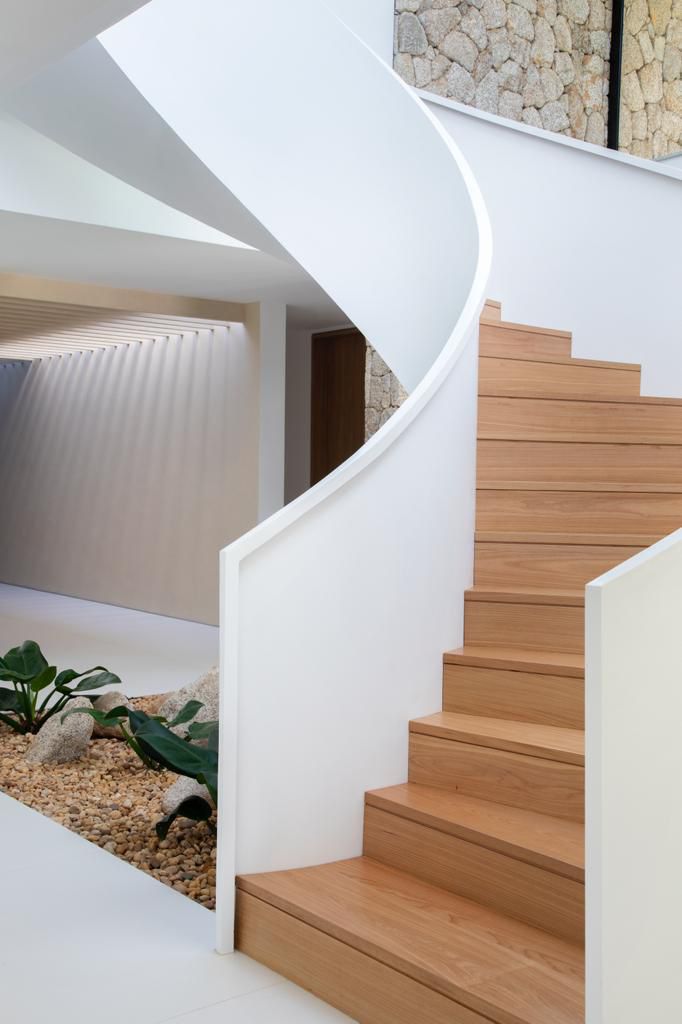 Escada escultórica em curva