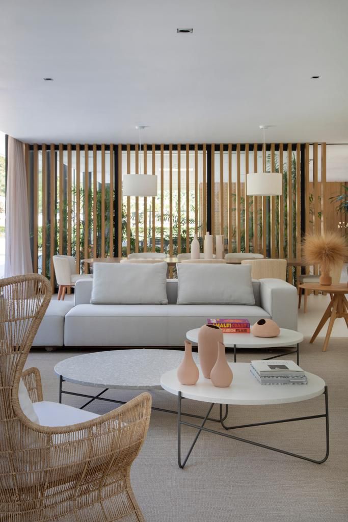 Estar com brise de madeira