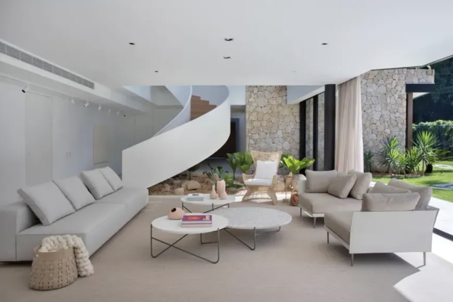 Estar com escada escultórica