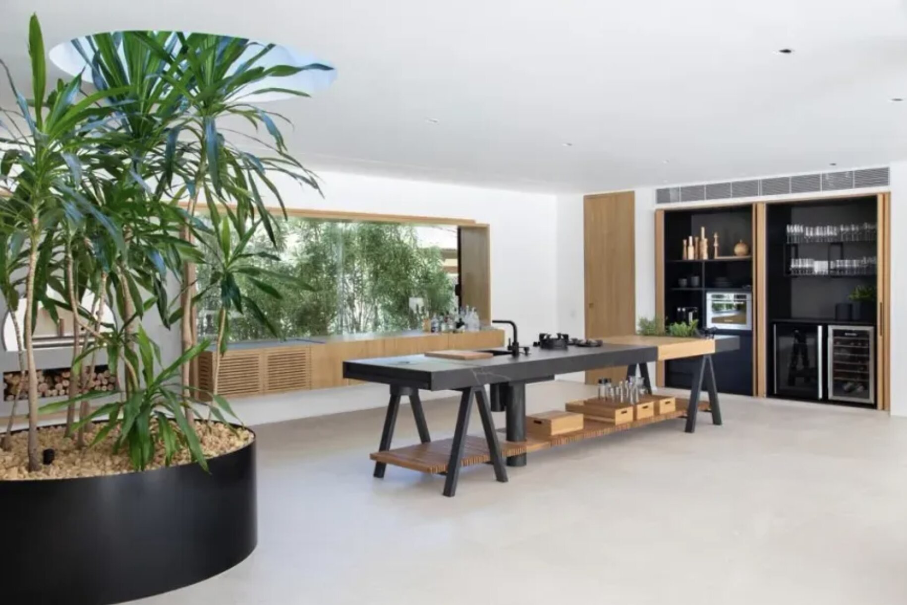 Gourmet com adega e jardim interno