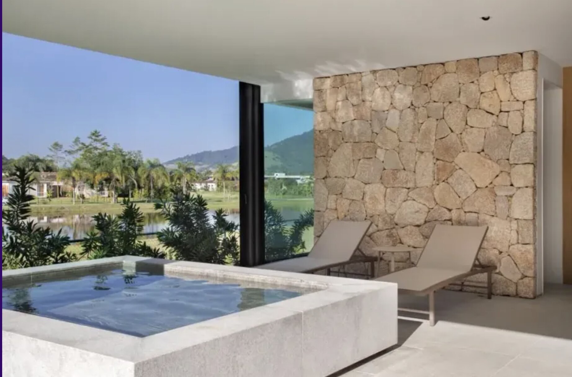 Spa externo com vista para o lago