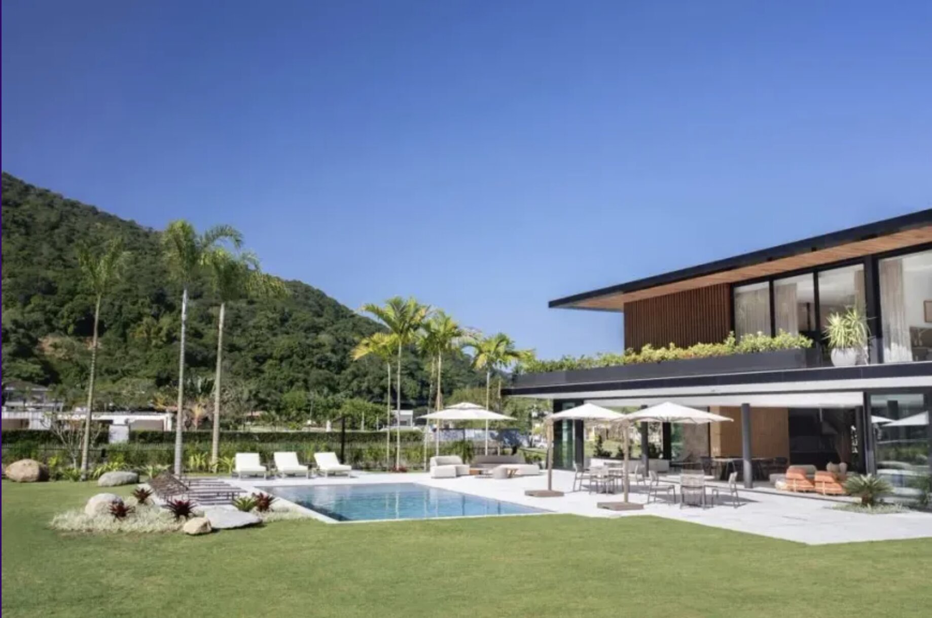 Vista lateral da piscina